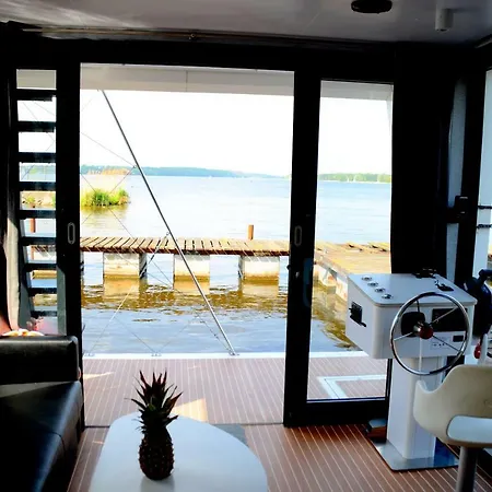 Houseboat Varsovi * 比亚沃布热吉