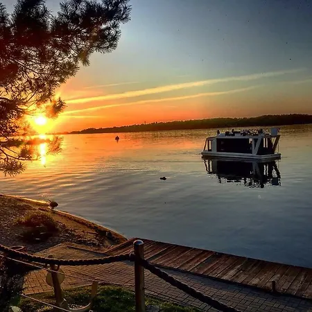 Houseboat Varsovi 比亚沃布热吉