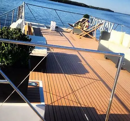 Houseboat Varsovi 比亚沃布热吉