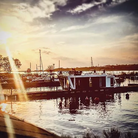 Houseboat Varsovi 比亚沃布热吉
